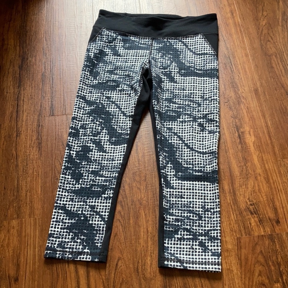 Under Armour fitted Capri leggings black and white size medium